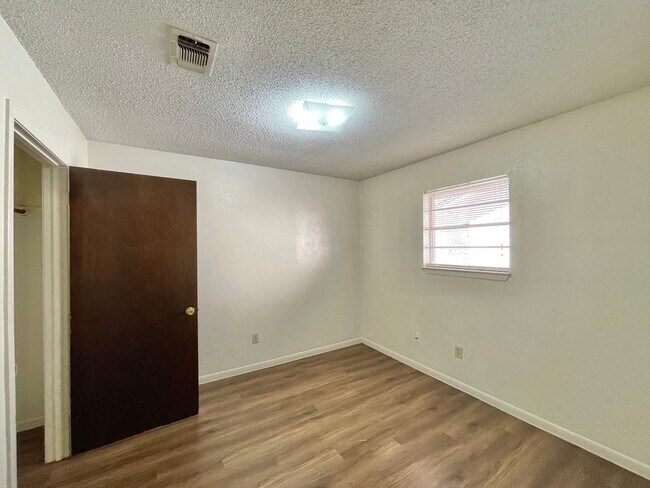 Building Photo - 624 Sunset Ln