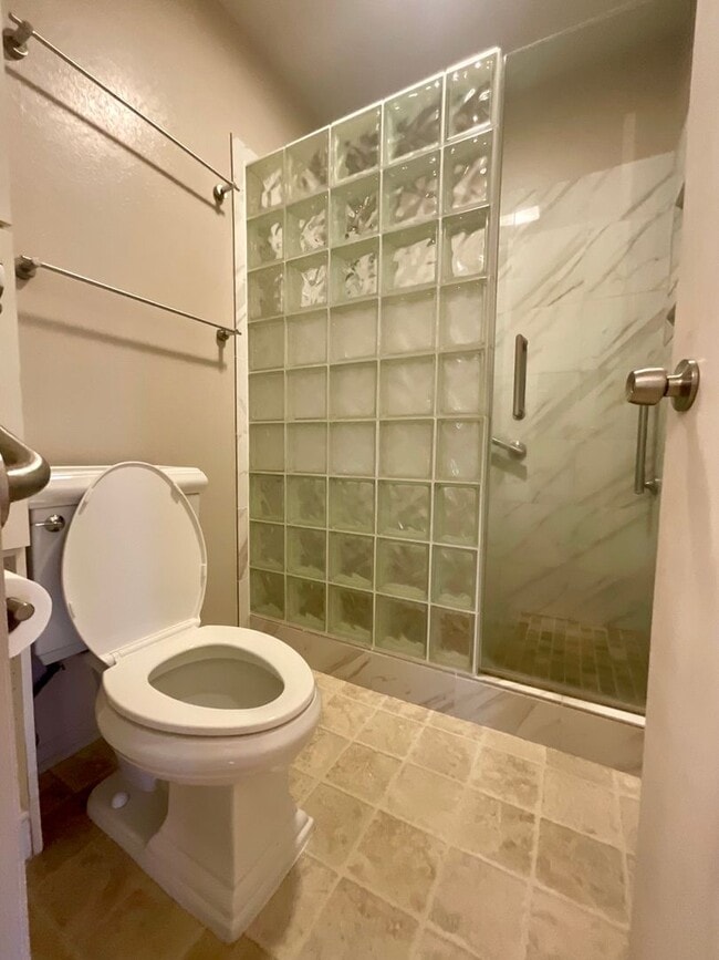 Building Photo - Spacious & Desirable 4/2/2 Single Family H...