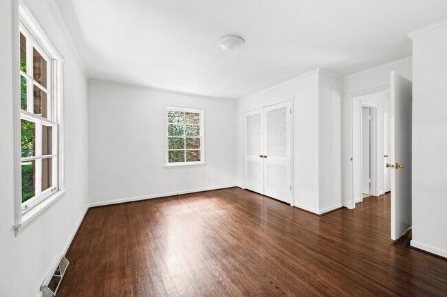 Building Photo - Charming 3BR/2.5BA Ranch-Style Home in the...