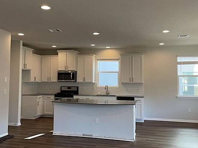 Building Photo - 233 Hauser Dr