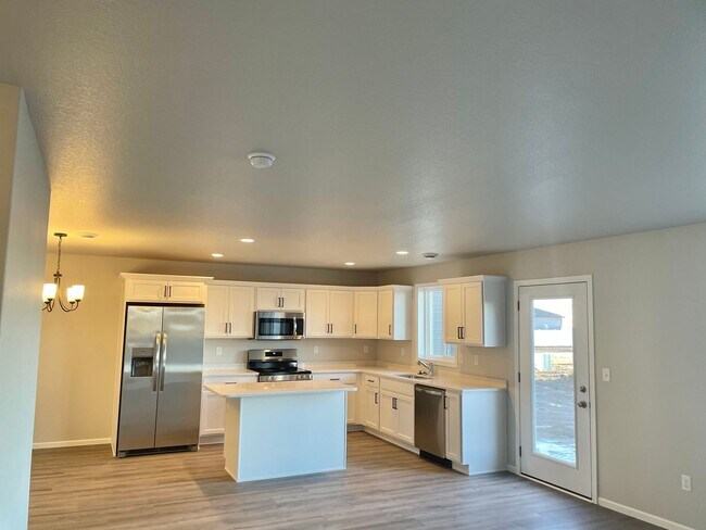 Building Photo - 3 Bedroom 2 1/2 bath - South Fargo
