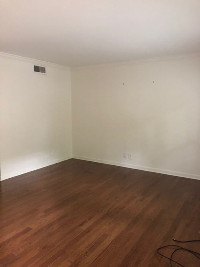 Building Photo - 2 bed/1.5 Bath Condo in Green Hills, Commu...