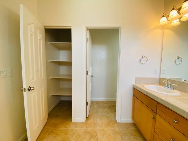 Building Photo - $2,250 International & Chestnut 3 Bed - N....