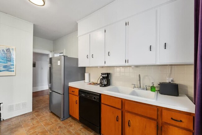 Building Photo - 536 Hawthorne Ln