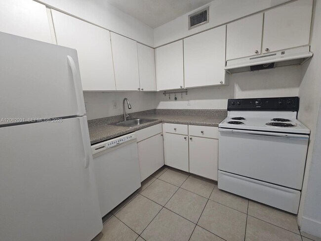 Building Photo - 4900 NW 79th Ave