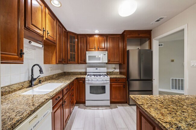 Building Photo - 890 Sheldon Ct