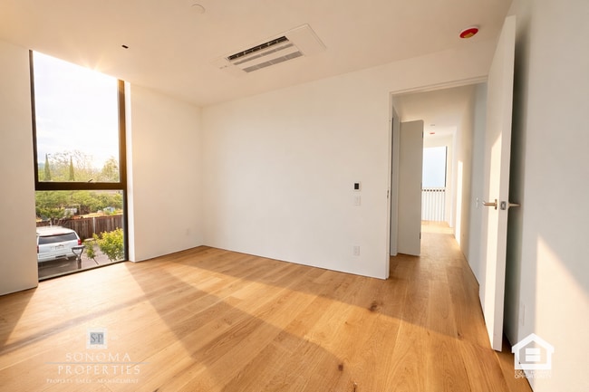 Building Photo - 1207-1209 Broadway