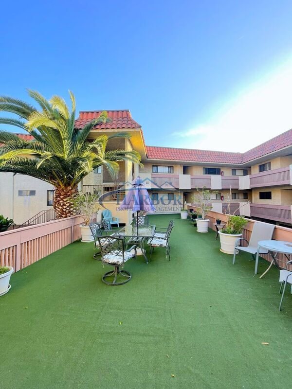 Building Photo - 949 W 26th St