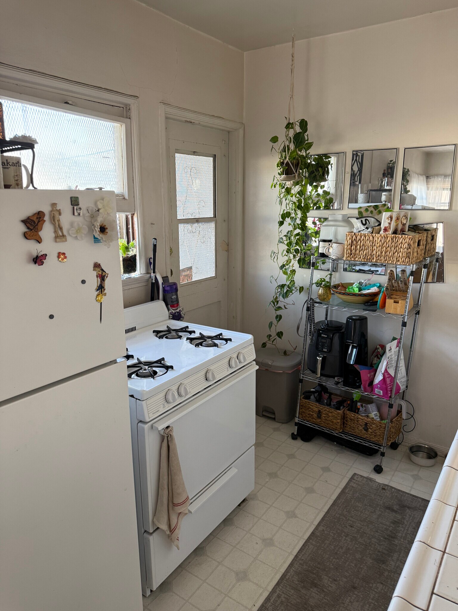 Kitchen - 346 N Curson Ave