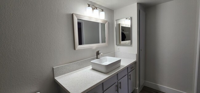 Building Photo - Silverado Ranch Condo!