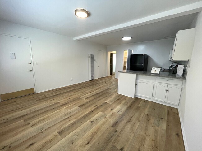 Interior Photo - 5725-29 Vineland Ave