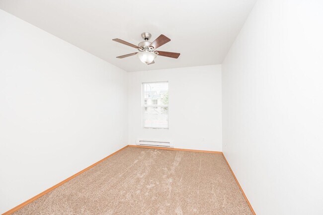 Building Photo - 3 Bedroom 2.5 Bath with fenced yard