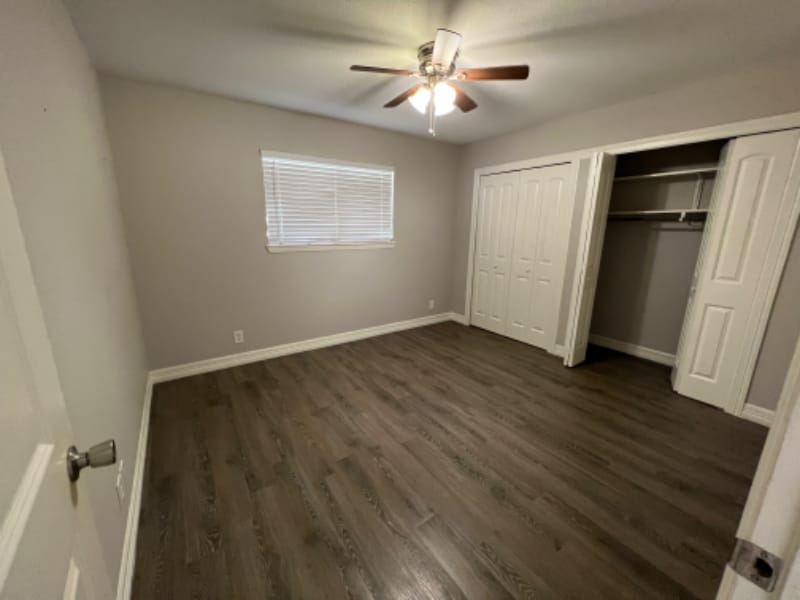 Building Photo - 1232 E Live Oak Rd