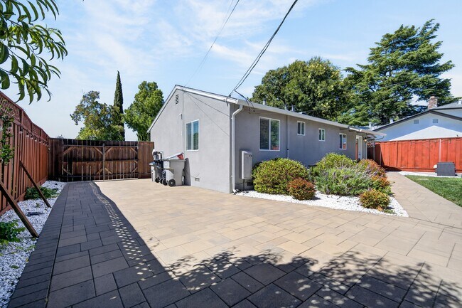 Building Photo - 2018 Redbush Terrace