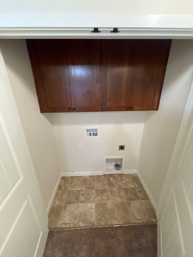 Building Photo - Dont miss out on this charming four bedroom home!