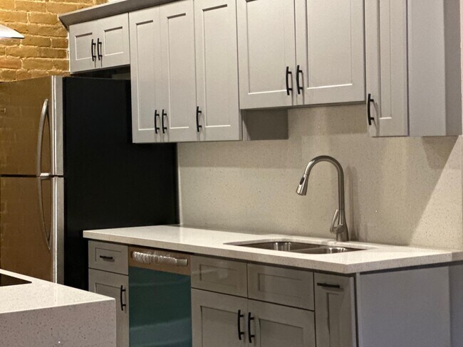 Building Photo - 519 Spring St