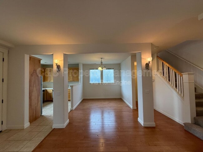 Building Photo - 2527 N Village Dr