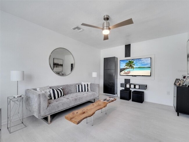 Building Photo - 4754 Lake Shore Dr