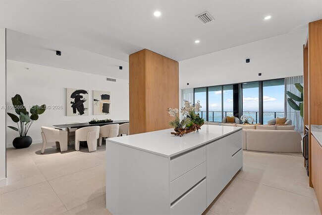 Building Photo - 700 NE 24th St