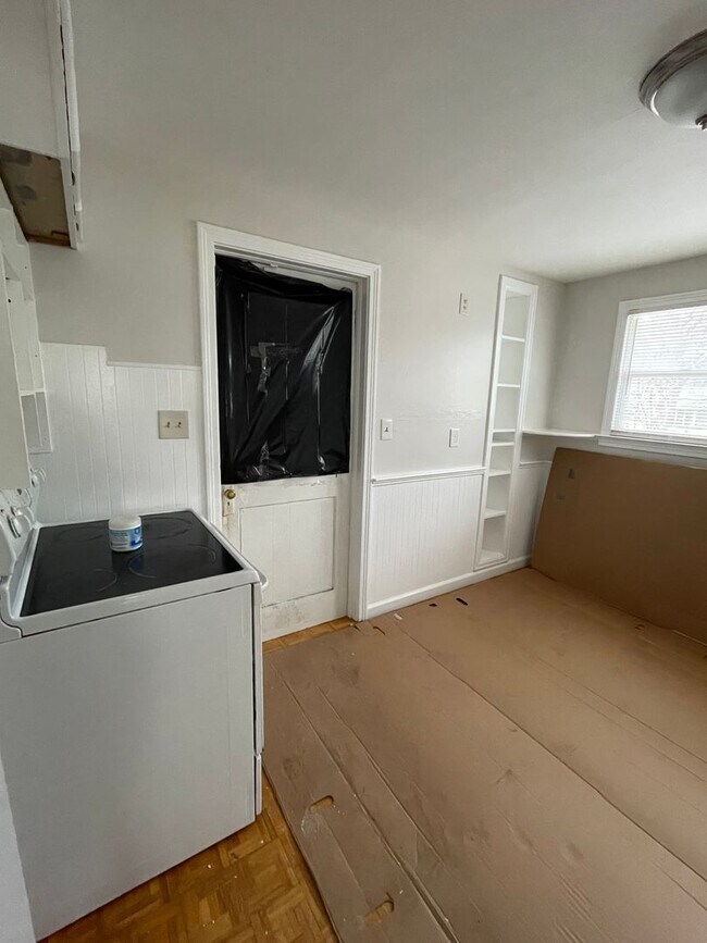 Building Photo - 2 Bedroom Ranch For Rent - Outer Comstock ...