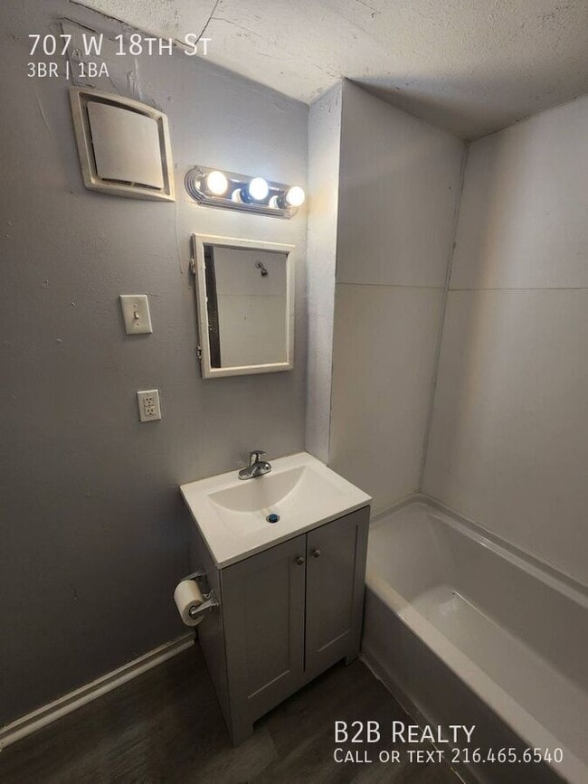 Building Photo - 707 W 18th St