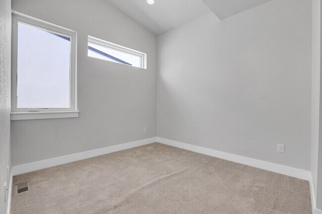 Building Photo - $2,995.00 - $500 OFF, First Month Rent - 2...