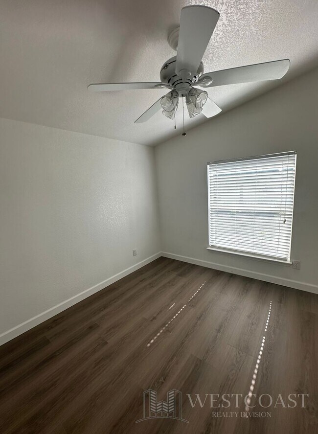 Building Photo - 41644 Valencia Way