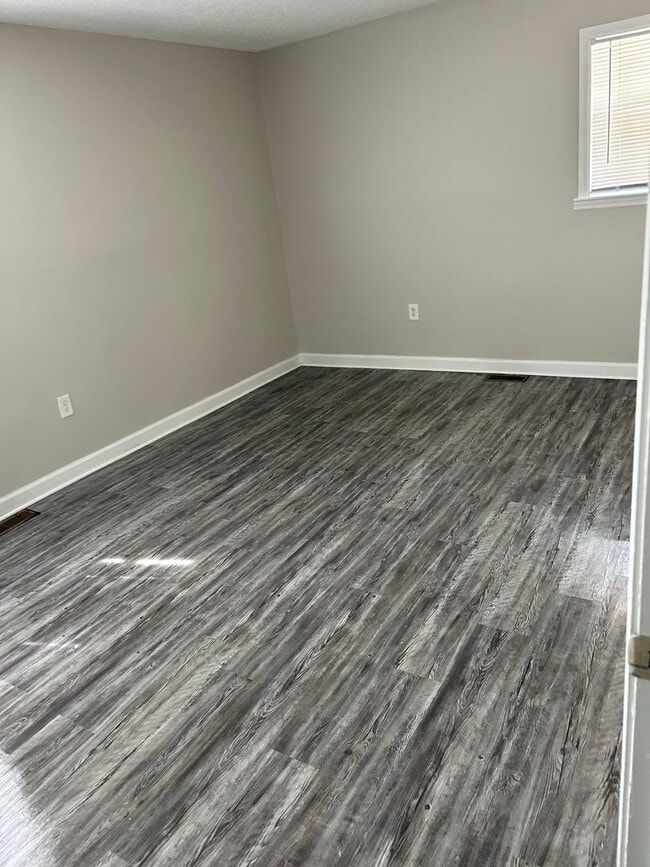 Building Photo - 3 Bedroom One Bath House For Rent