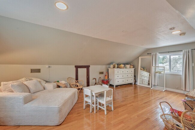 Building Photo - Charming Hillsboro Bungalow with RV Parking & Modern Upgrades!