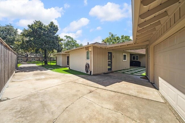 Building Photo - 18438 Point Lookout Dr