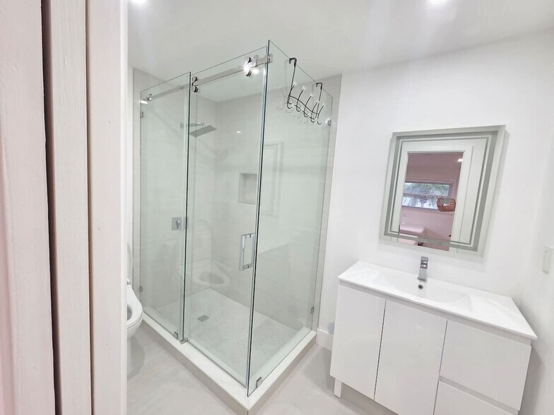 Building Photo - 806 NE 4th St