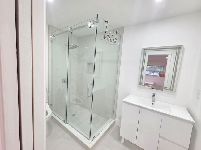 Building Photo - 806 NE 4th St