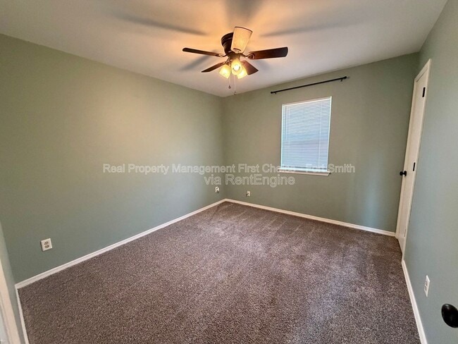 Building Photo - 904 Hillside Dr