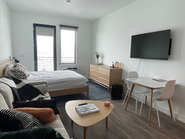 Building Photo - 2303 Deer Hollow Rd