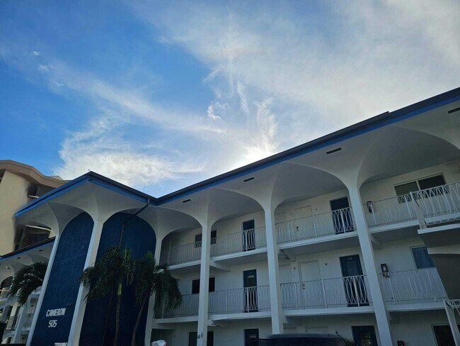 Building Photo - 505 N Riverside Dr