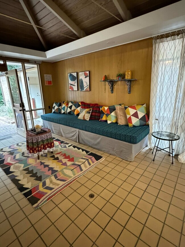 Building Photo - 305 Indian Creek Dr E