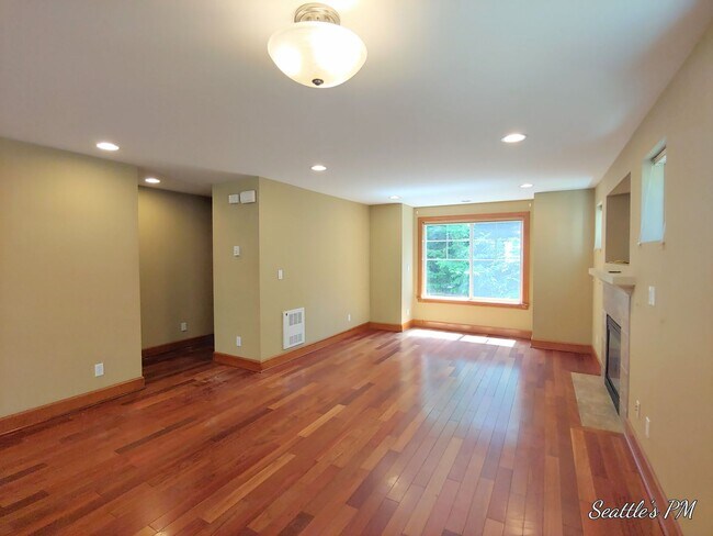 Building Photo - Gorgeous North Seattle Townhome