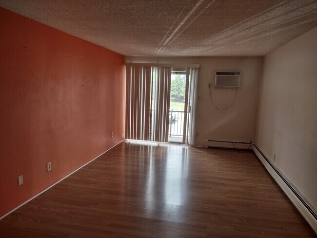Building Photo - 1300 Golden Cir