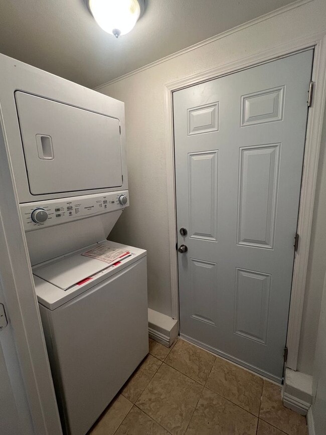 Building Photo - 3 bedrooms, 2 full bathrooms near CV high! Available now!