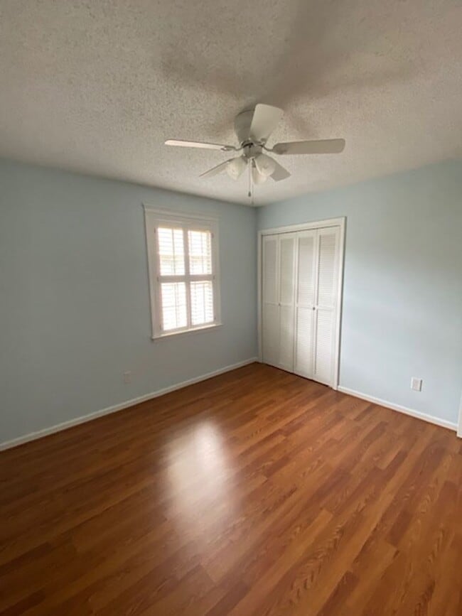 Building Photo - 2 bedroom 1.5 bath  The Cloister Condominium