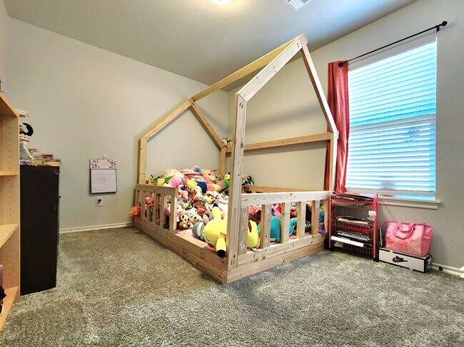 Building Photo - 18600 Luna Dr