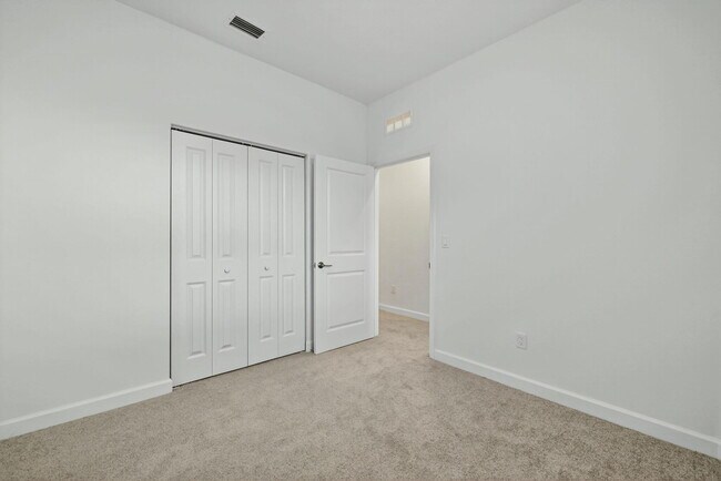Building Photo - 303 SE Crossoak Ln