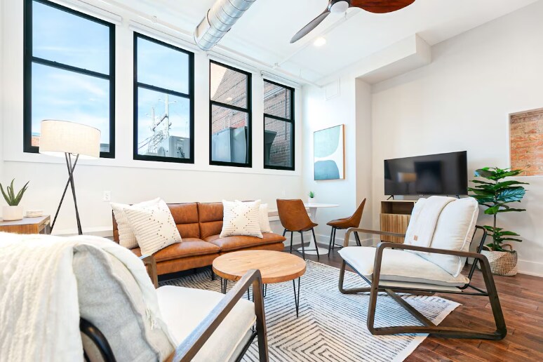 Building Photo - 122 College St