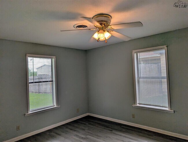 Building Photo - 2805 S Bandera Dr