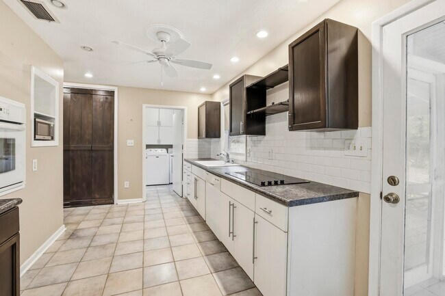 Building Photo - 7585 Skipper Ln