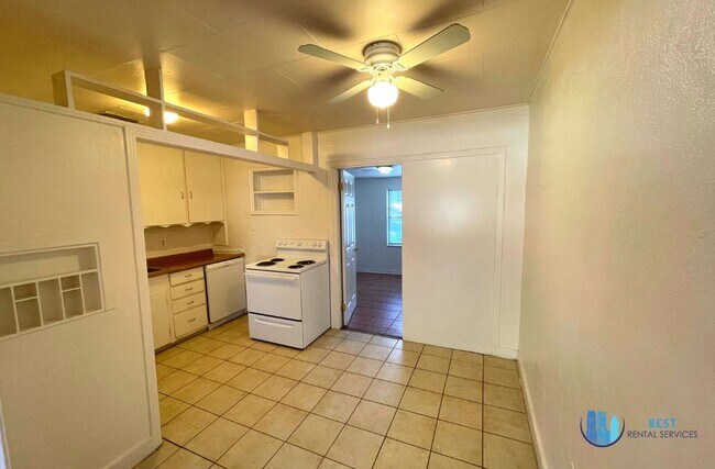 Building Photo - 3-bedroom, 1-bathroom house located in the...