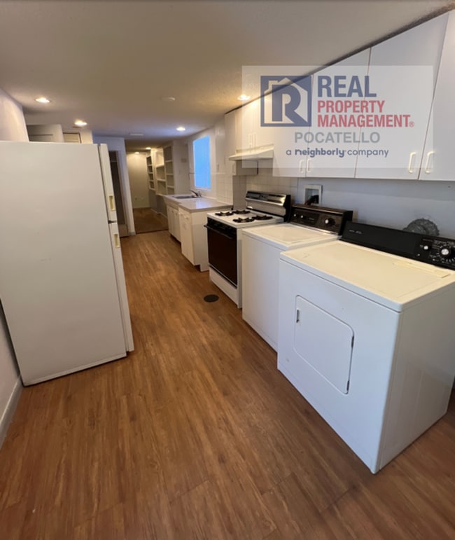 Building Photo - Spacious 1 bedroom 1 bath apartment