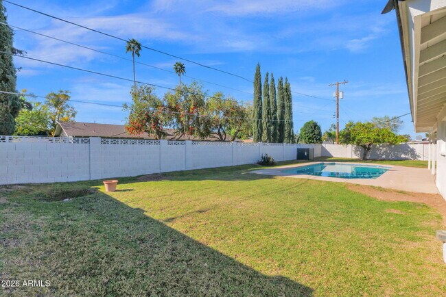 Building Photo - 501 W Seldon Ln