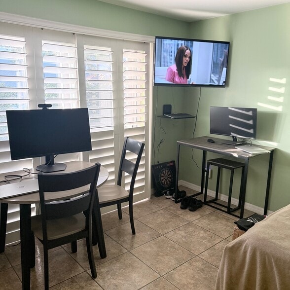 Building Photo - 515 Michigan Ave