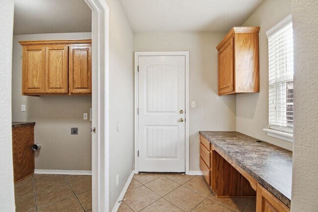 Building Photo - 3 Bed | 2 Bath | Jenks | Available Now